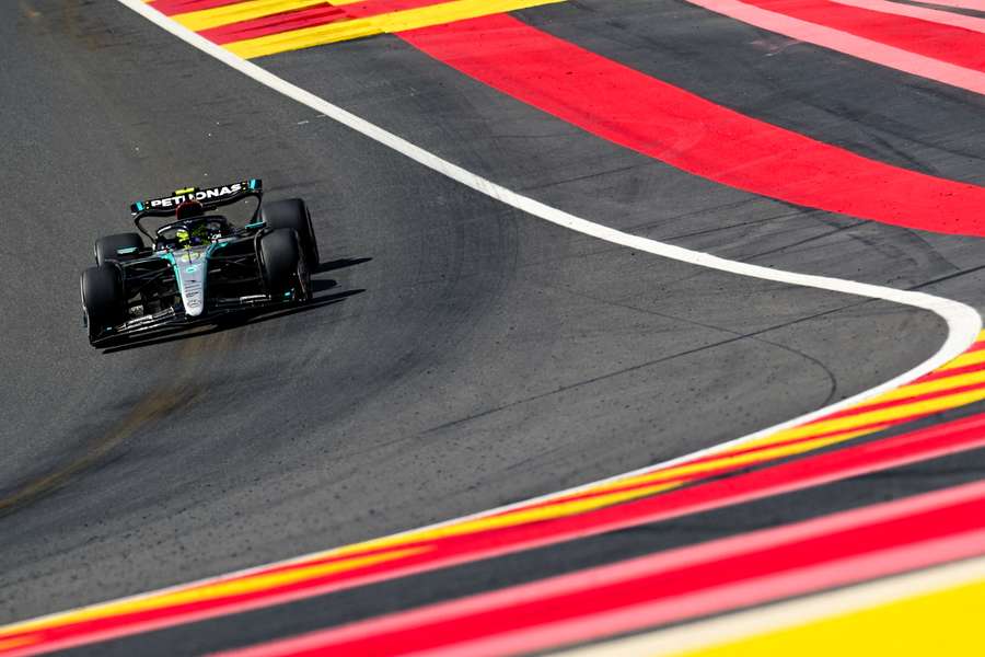 V uplynulom ročníku sa z pódia tešil Mercedes na čele s Lewisom Hamiltonom.