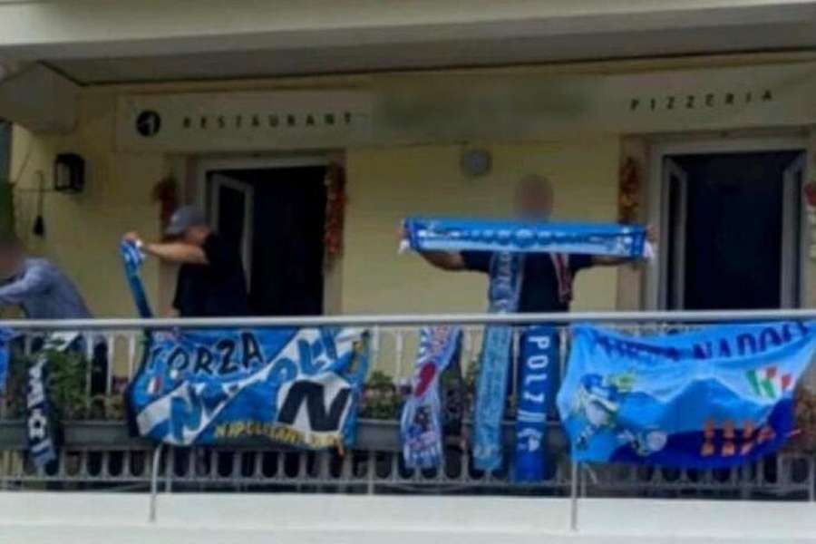 Vincenzo La Porta, con gorra, fue identificado por la policía en esta foto de las celebraciones.