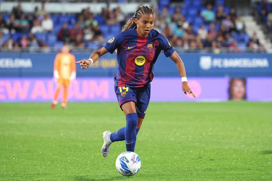 Vicky López conduce el balón