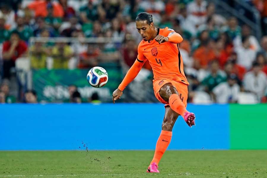 Niepewna przyszłość Van Dijka. Liverpool rozważa sprzedaż holenderskiego defensora Niepewna przyszłość Van Dijka. Liverpool rozważa sprzedaż holenderskiego defensora