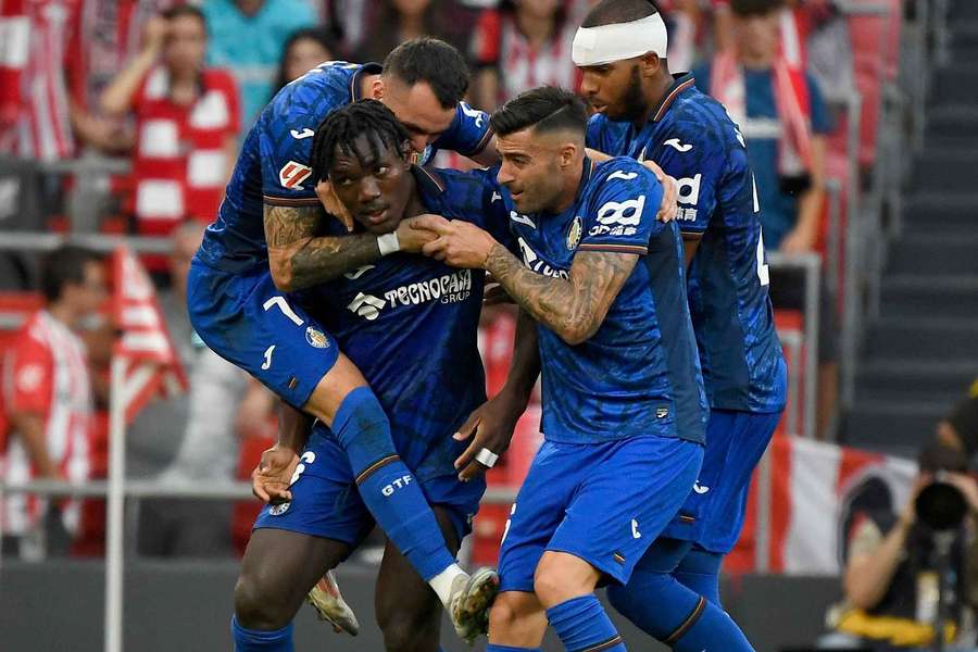 Chrisantus Uche comemora o golo de empate contra o Athletic