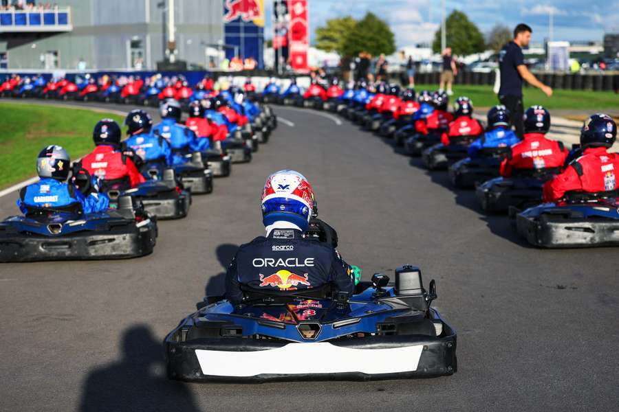 Verstappen pokonuje 100 kierowców, startując z ostatniego miejsca! Verstappen pokonuje 100 kierowców, startując z ostatniego miejsca!