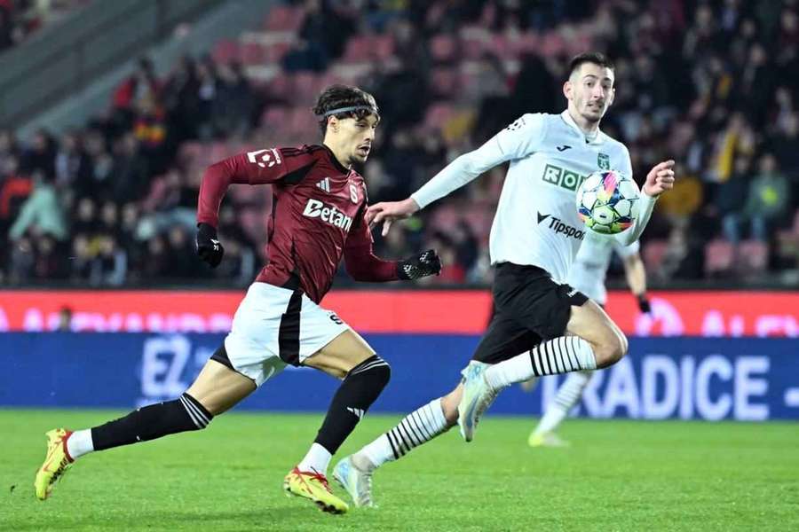 Endl (vpravo) počas zápasu proti Sparte.