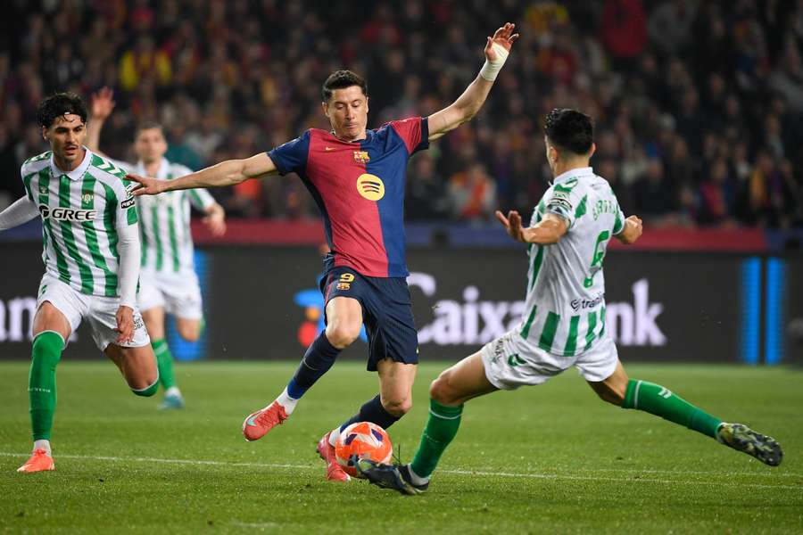 Barcelona zatrzymana przez Betis. Fantastyczna obrona Szczęsnego ratuje punkt gospodarzom