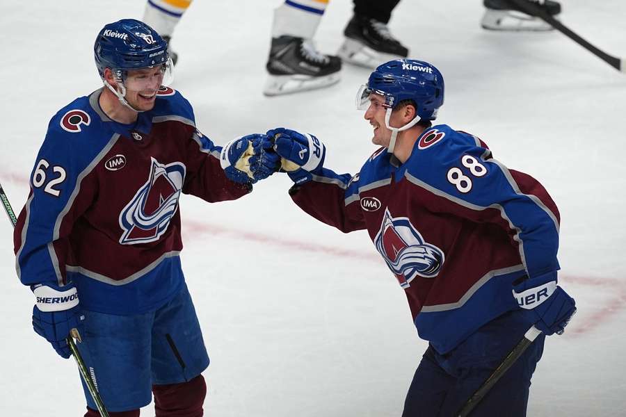 Nečas slaví gól po boku Lehkonena. Nečas slaví gól po boku Lehkonena.