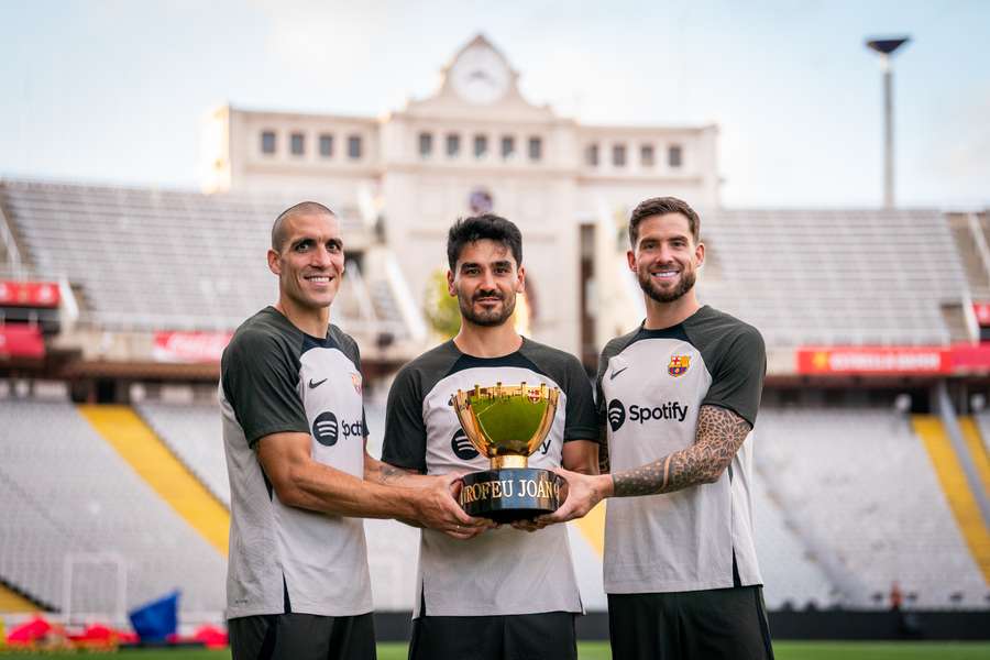 Romeu, Gündogan e Iñigo Martínez, con la copa del Gamper en Montjuic