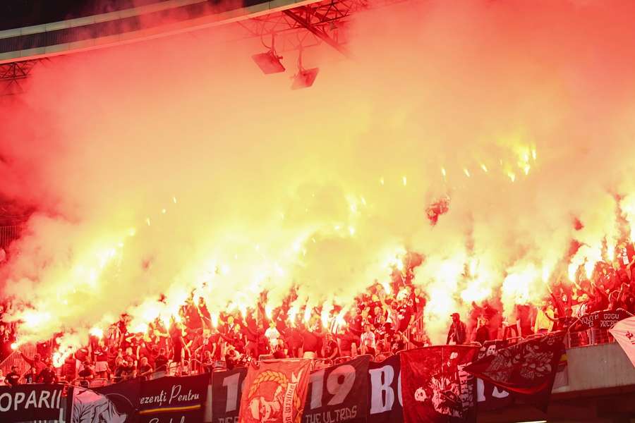 Fanii echipei U Cluj au aprins torțe în timpul partidei cu Dinamo