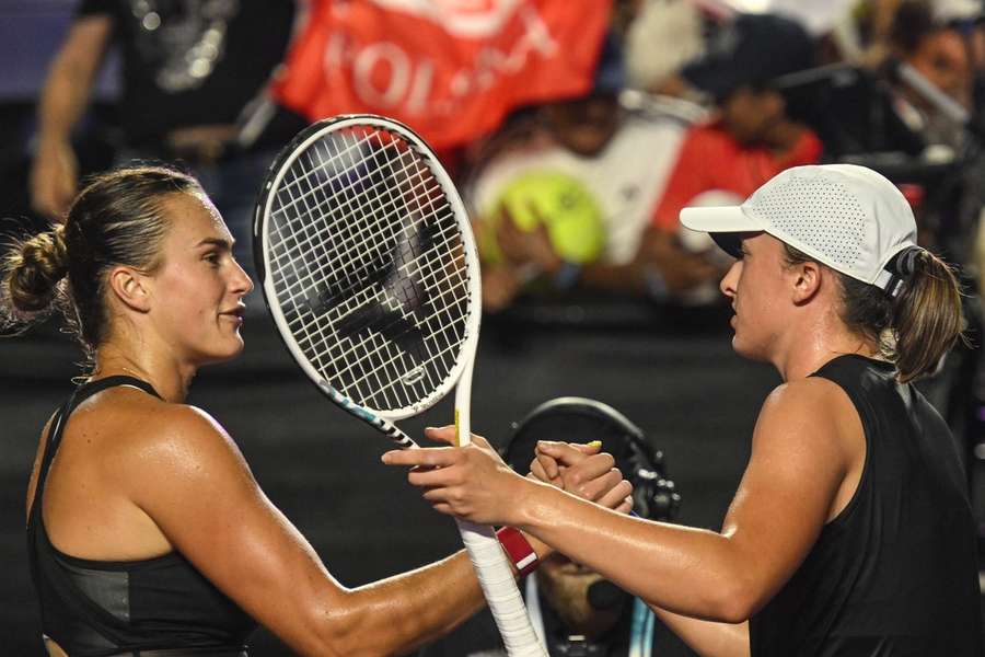 Sabalenka en Swiatek tijdens de WTA Finals 2023