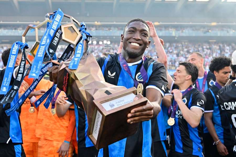 Joel Ordonez soulevant un trophée avec le Club Brugge. Joel Ordonez soulevant un trophée avec le Club Brugge.