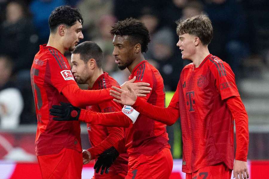 Pavlovic, Guerreiro und Coman bejubeln Torschützen Asp Jensen.