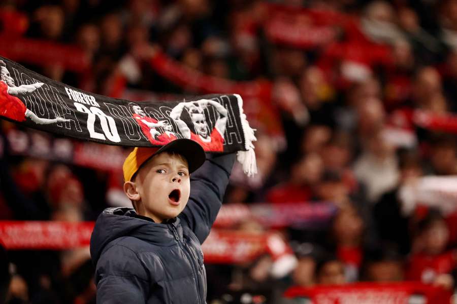 Adepto do Liverpool com um cachecol de homenagem a Diogo Jota Adepto do Liverpool com um cachecol de homenagem a Diogo Jota