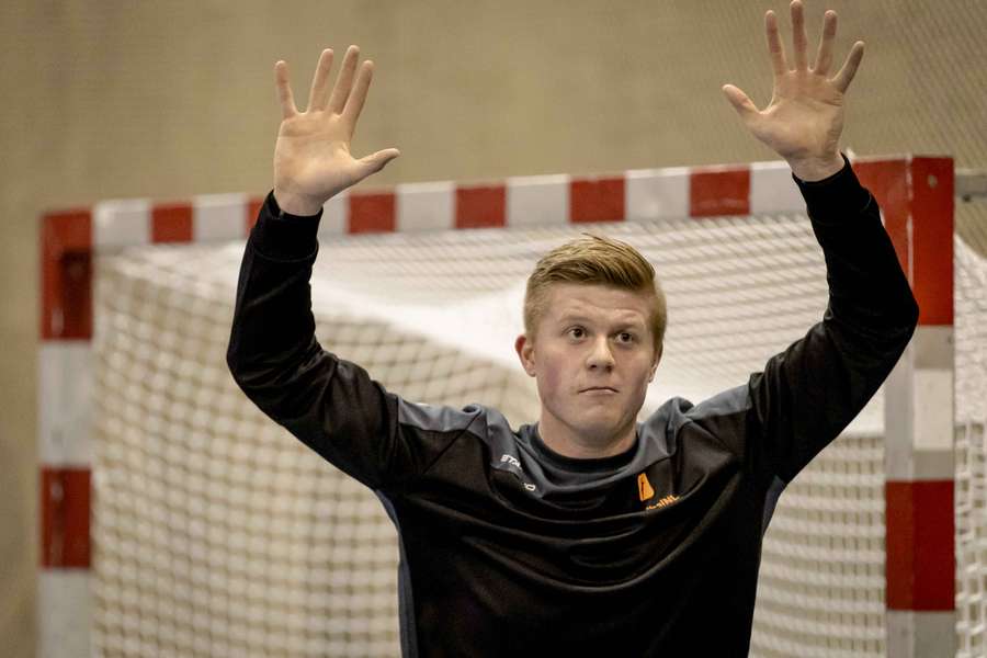 Handballer Arjan Versteijnen tijdens een training op Papendal