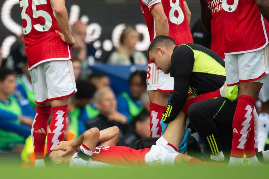 Gabriel Martinelli wordt behandeld op het veld