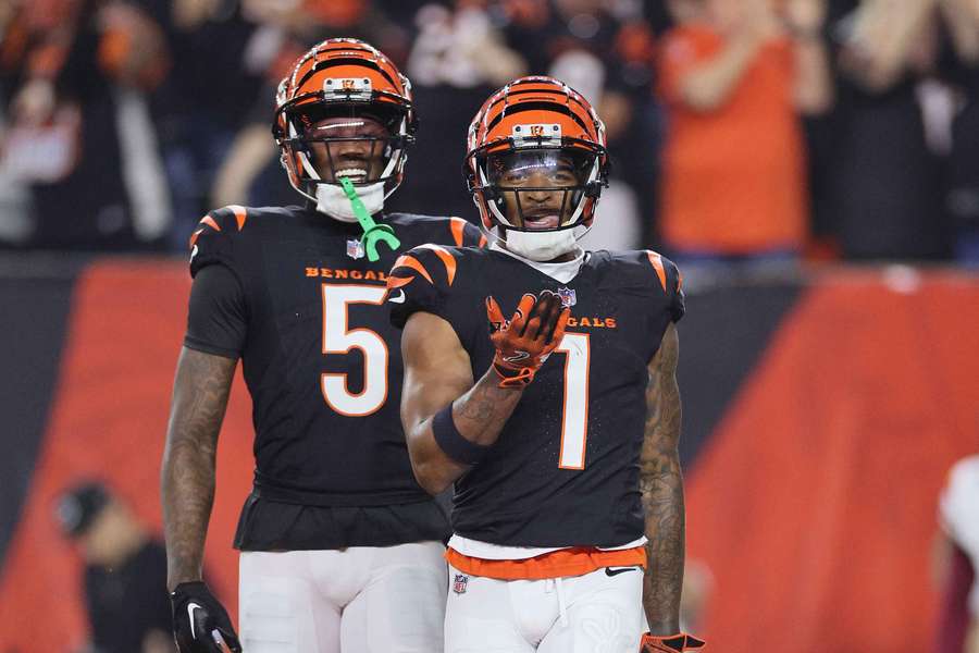 Cincinnati Bengals sign wide receivers Tee Higgins (left) and Ja'Marr Chase (right) celebrating after a touchdown