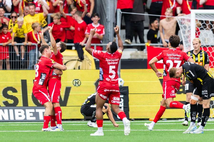Elfsborg celebrate Arber Zeneli's winner