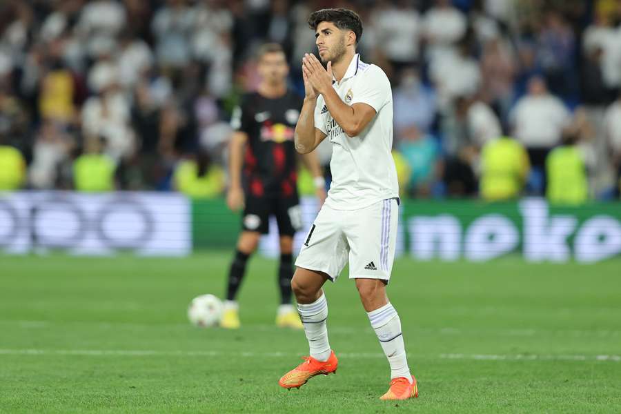 Asensio pide perdón ante el público del Santiago Bernabéu