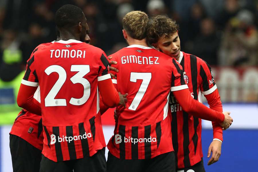 Santi Giménez celebra con Joao Félix el 3-1 del Milan