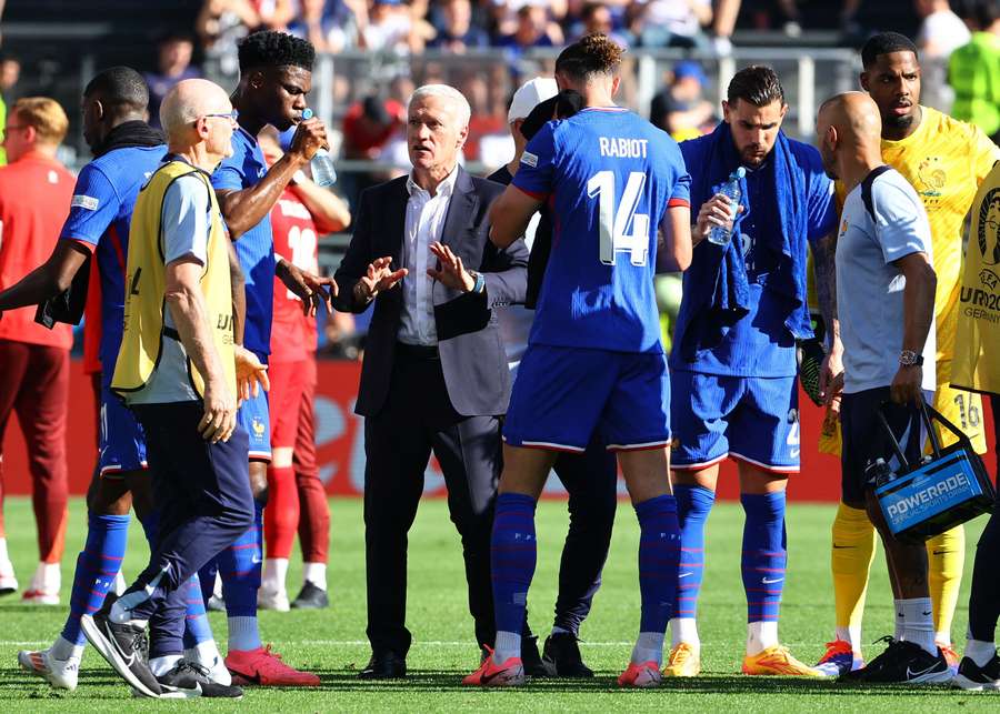 Deschamps so svojimi hráčmi počas krátkej pauzy v dueli s Portugalskom.