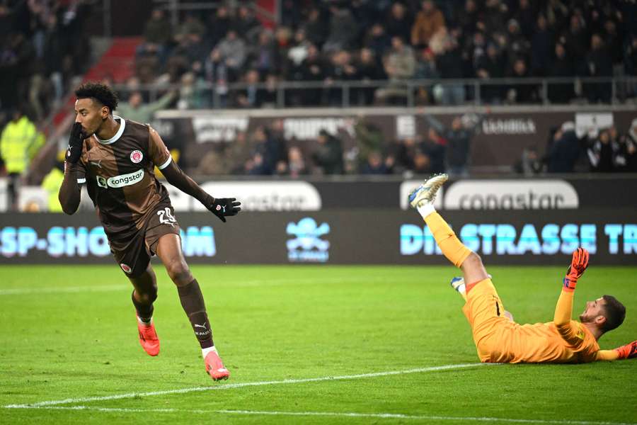 Morgan Guilavogui výšil v zápase s Kielem na 2:0 pro St Pauli.