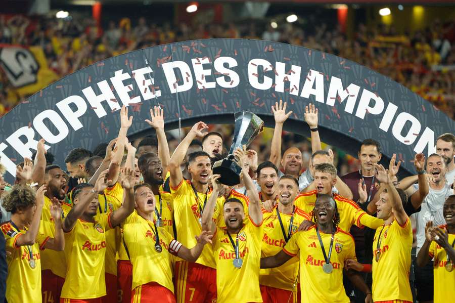 Jogadores do Lens comemoram o título da Supercopa da França Jogadores do Lens comemoram o título da Supercopa da França