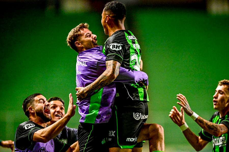 Jogadores do América-MG celebram vitória após seca na Série B Jogadores do América-MG celebram vitória após seca na Série B