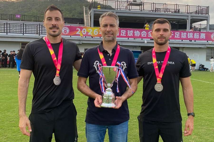 Miguel Santos segura o troféu do 2.º lugar