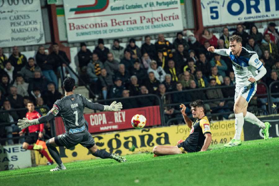 Toni Martínez, rematando a puerta