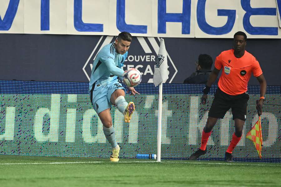 James ejecuta un saque de esquina