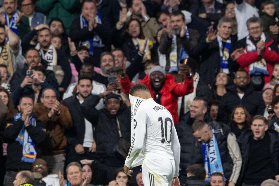 Kylian Mbappe vor den heimischen Fans während der Niederlage. Kylian Mbappe vor den heimischen Fans während der Niederlage.