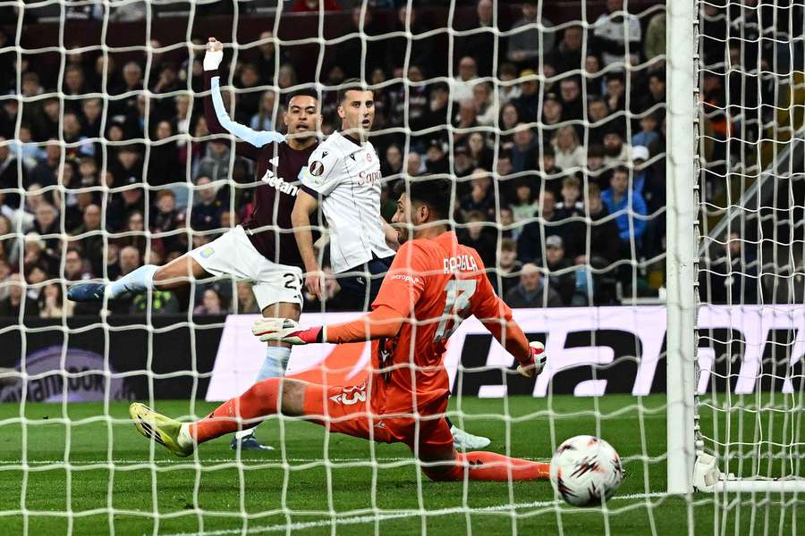 Il momento del gol del 2-0 di Buendía