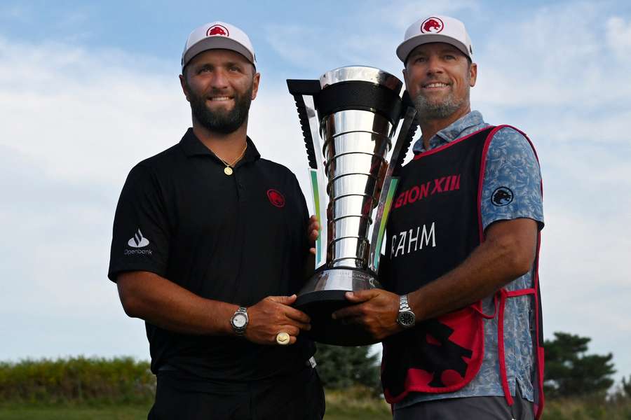 Rahm met de beker van het LIV Golf Chicago