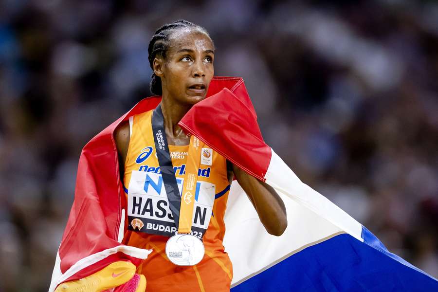 Sifan Hassan met de zilveren medaille van de 5000 meter op de WK atletiek