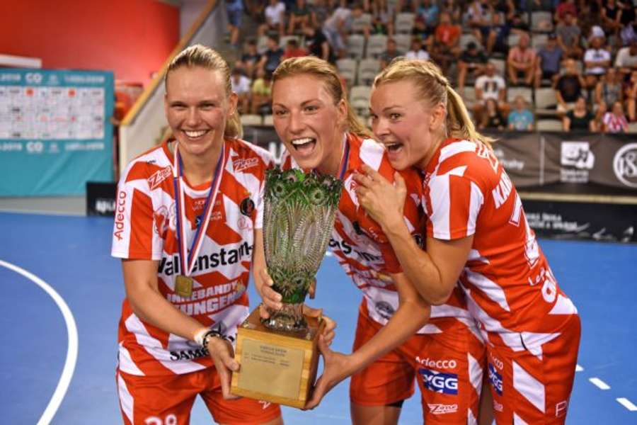 S Eliškou Krupnovou (uprostřed) v dresu Pixba. S Eliškou Krupnovou (uprostřed) v dresu Pixba.