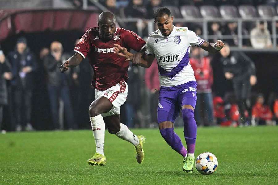 Caio Ferreira (dreapta) a ales să semneze cu campioana Letoniei