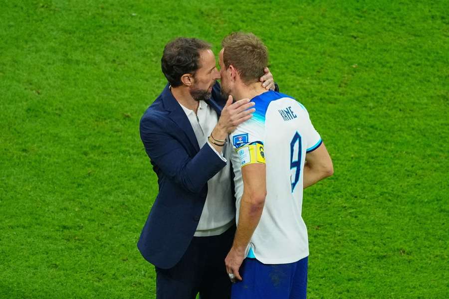 Okamžite po zápase utešoval smutného Kanea tréner Southgate.