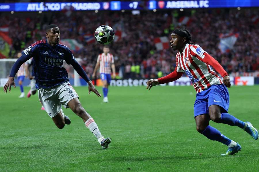 Ademola Lookman, ante Cristhian Mosquera, en el Atleti-Arsenal de la ida