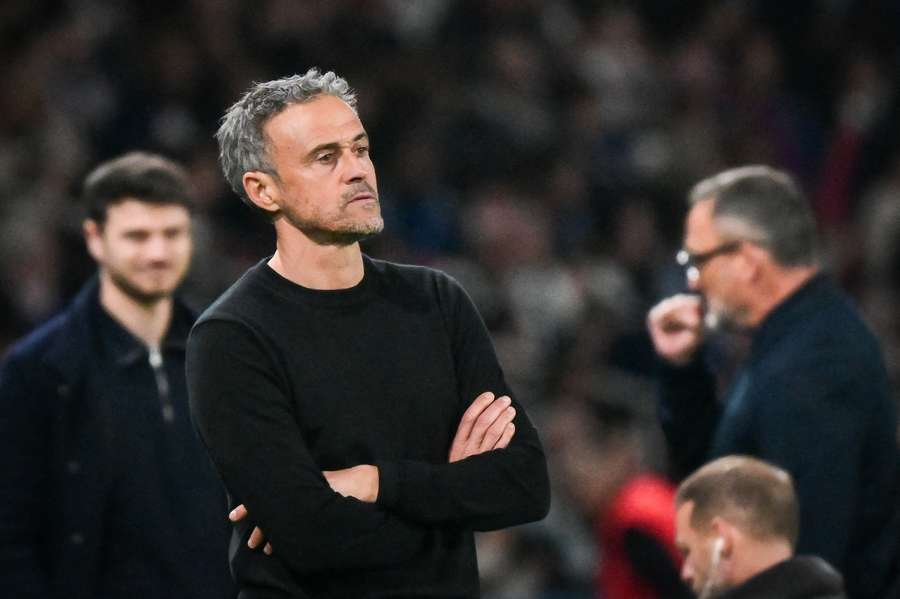 L'allenatore del Paris Saint-Germain Luis Enrique osserva la partita contro il Nizza il 25 aprile 2025. L'allenatore del Paris Saint-Germain Luis Enrique osserva la partita contro il Nizza il 25 aprile 2025.