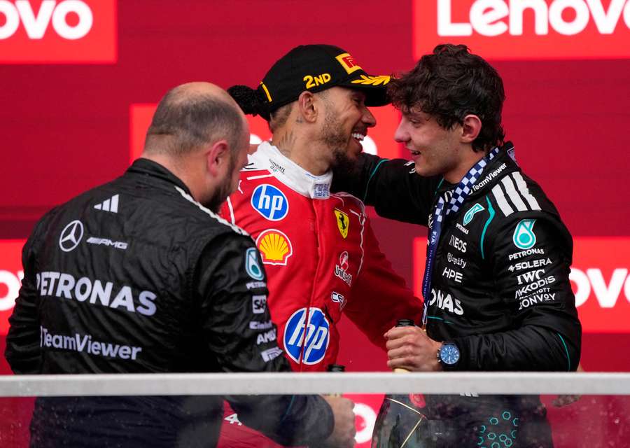 Hamilton a Antonelli slaví na pódiu. Hamilton a Antonelli slaví na pódiu.