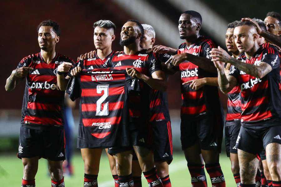 Os jogadores do Flamengo prestaram solidariedade a Guillermo Varela, que perdeu a mãe