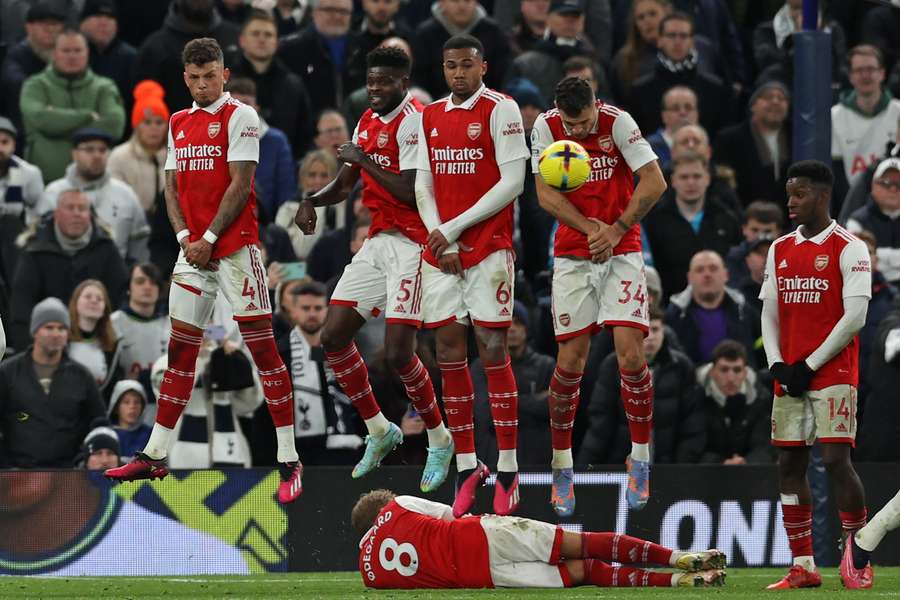 Arsenal's wall does its job after Son's free-kick