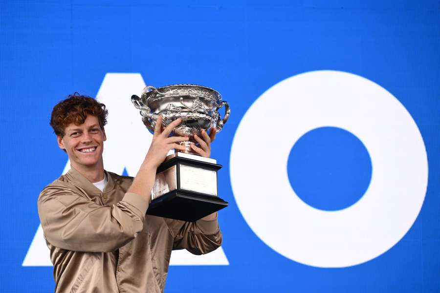 Jannik Sinner din Italia pozează cu trofeul Norman Brookes Challenge Cup la tragerea la sorți pentru Australian Open 2026