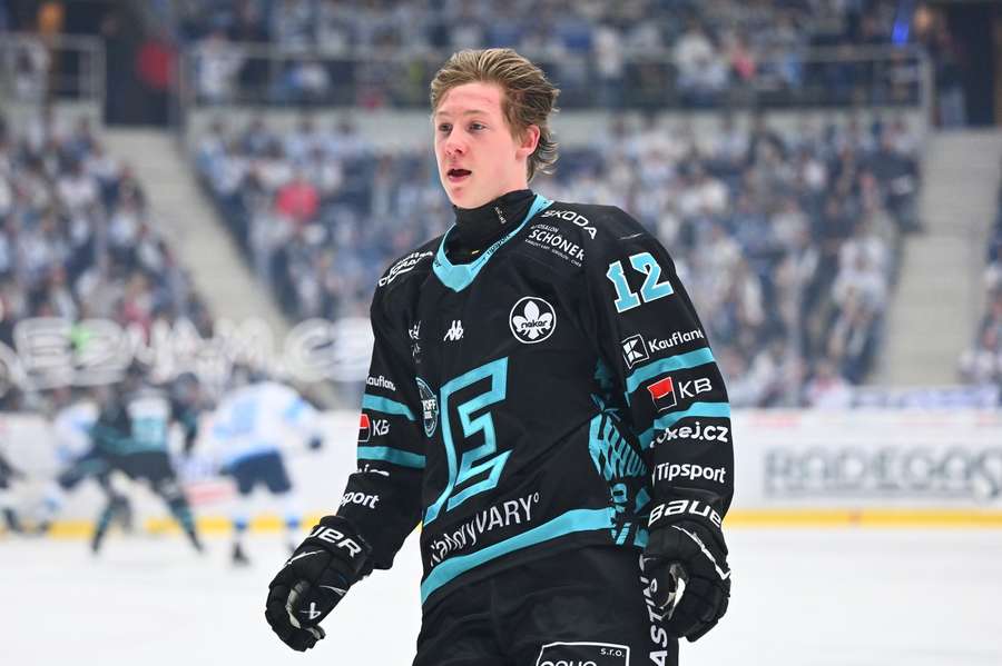 Tomek vynechal poslední dva zápasy sezony kvůli zraněným prstům. Tomek vynechal poslední dva zápasy sezony kvůli zraněným prstům.