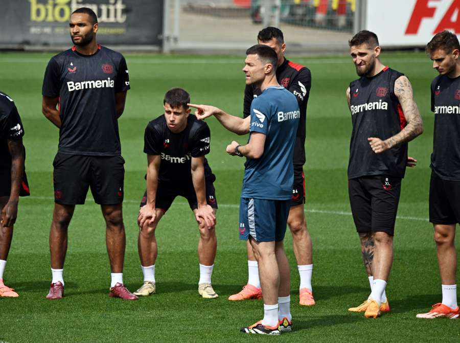 Antrenorul lui Bayer Leverkusen, Xabi Alonso, alături de jucătorii săi la antrenament