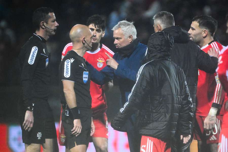 Kouč Mourinho nebyl spokojený s výkonem rozhodčích. Kouč Mourinho nebyl spokojený s výkonem rozhodčích.