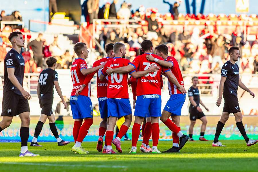 Radost fotbalistů Zbrojovky ze vstřelené branky.