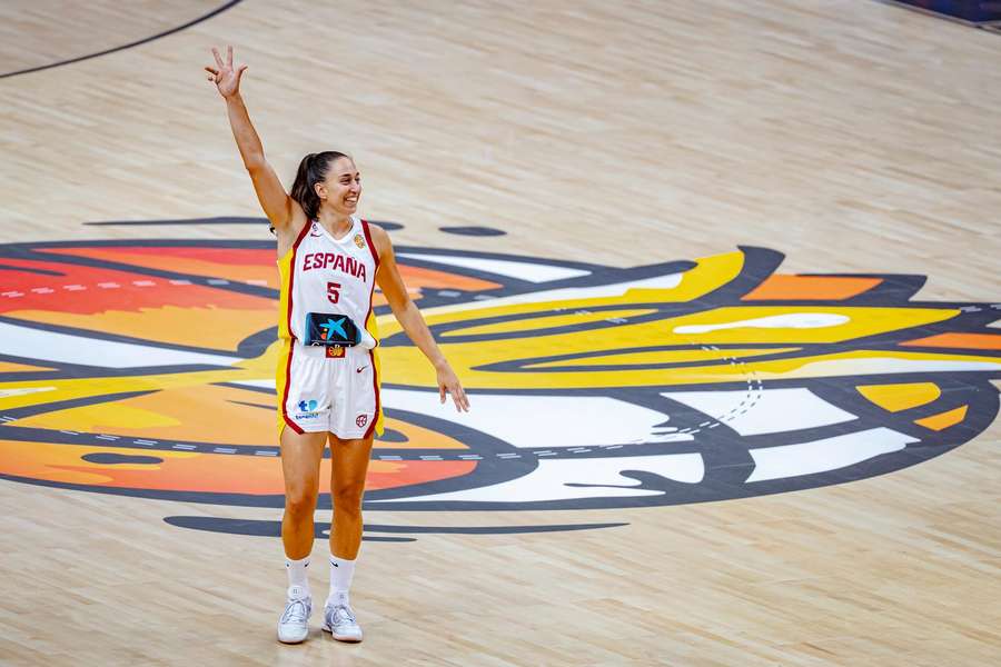 Maite Cazorla celebra un lanzamiento de tres Maite Cazorla celebra un lanzamiento de tres