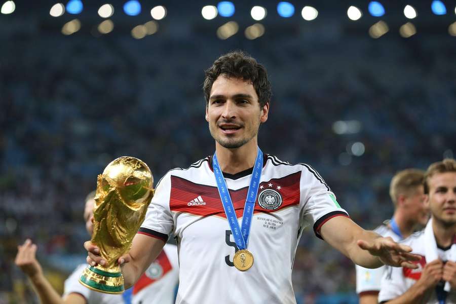 Mats Hummels mit dem WM-Pokal 2014.