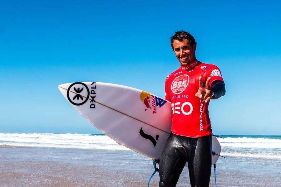Vasco Ribeiro, surfista português de 30 anos