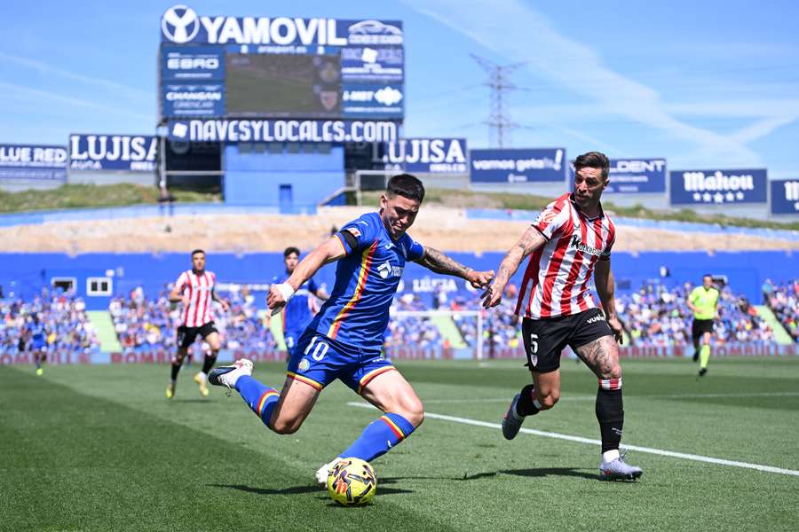 Yeray Álvarez tapa a Martín Satriano Yeray Álvarez tapa a Martín Satriano