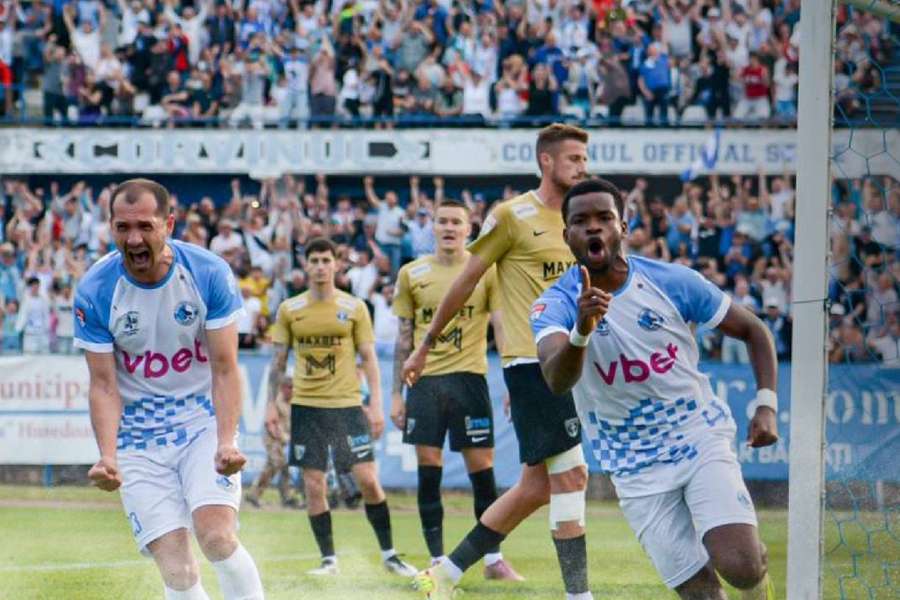 Corvinul Hunedoara a învins-o pe FC Voluntari cu 2-0 și și-a asigurat matematic promovarea directă în Superliga României
